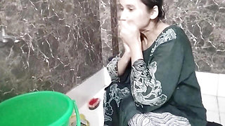 Step sister ko bathroom me nanga karke le pel diya