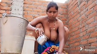 Desi Aunty Nude Bath . Indian Outdoor Bath Hindi