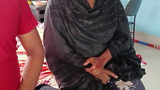 Desi Bhabhi Fucks Worker in Hot Homemade Sex - Real Desi Village Action