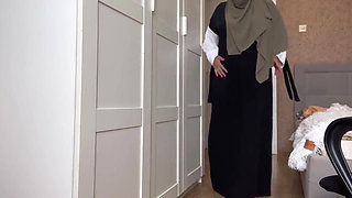 Syrian Slut in Hijab Without Panties Caresses Her Clitoris Close-up