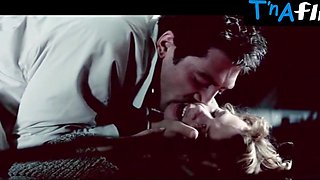 Cristina Brondo Arse, Mounds Vignette in Inbetween Your Gams