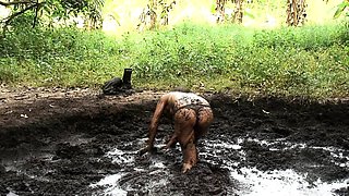 Amateur Asian teen gives blowjob outdoors