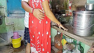 Indian Bangali Pinki Vabi Kitchen Me Kam Kar Rahi Thi Or Davor Aya Room Pe Leja Ke Chodke Vabi Ki Pussy Ko Jamke Choda