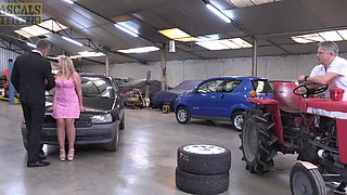 A chubby girl Charlie Rae got a new car and she is fucking in it