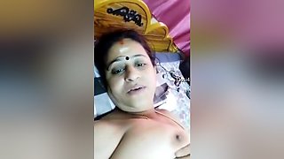 Today Exclusive- Sexy Mallu Aunty Shows Her Boobs