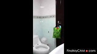 Indian Girl Masturbates on Webcam After Bath