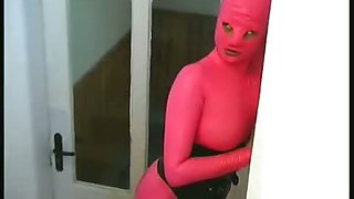 Sexy dame in pink rubber