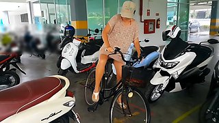 Omg!!! Sexy Amateur MILF Pisses on Her Bike in the Parking Garage