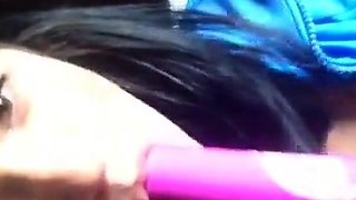 Deutsche Amateurin bringt sich mit Dildo zum Orgasmus.