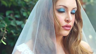 Big ass bride exposed her amazing body
