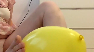 Feet & Balloons Crushing