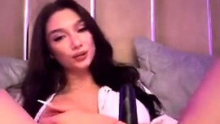 Masturbating solo babe loves her toys