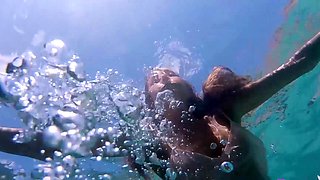 Sexy MILF with nice ass posed underwater