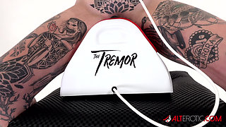 Tattooed hottie Amber Luke rides a tremor
