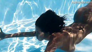 xxxwater, underwater gals, underwatershow, pool ladies