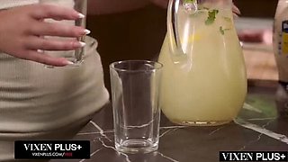 Anal Craving MILF Savannah Bond Seduces Stud In Doggystyle