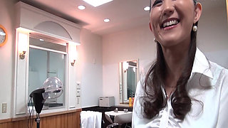 H069g03 a Single Stepmother Who Breaks up with Her Husband Who Has a Bad Habit of Women and Runs a Barbershop in Her Hometown Ma