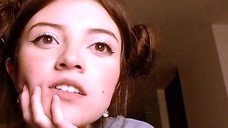 Brunette amateur webcam babe pleases pussy