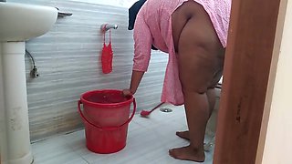Saudi Sexy Big Butt Maid Takes Off Her Pajamas & Cleans The Bathroom When Owner Comes In & Roughly Fucks Her - Huge Cum