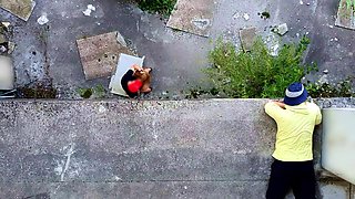 un voyeur espionne un couple baiser