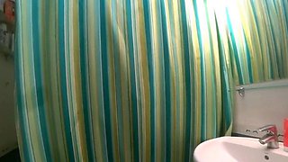 Czech Brunette Babe Gives Blowjob and Cumshot
