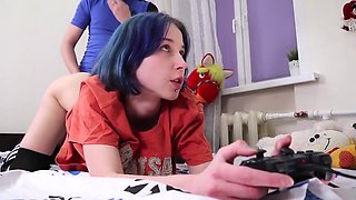 Teen Gamer Girl Gets Fucked And Gets Orgasm While She Plays Uncharted