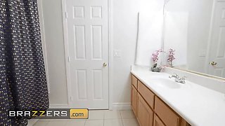 Brazzers - Alexis Fawx cannot fight back the seduction to nail her stepdaughter's mind-blowing boyfriend