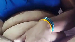Gudi Bhabhi put her finger in her pussy when she remembered her husband at home, she put her finger in her pussy and removed the water from the pussy, it looks very good.