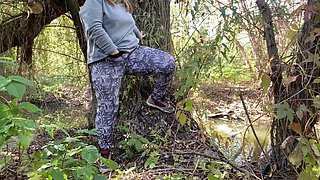 Mature, bodacious cougar step-mother frigs herself outdoors