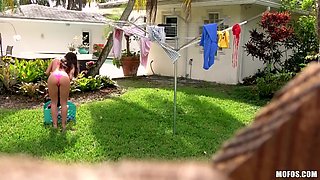 Hot Babe Laundry Day Deepthroat Sex