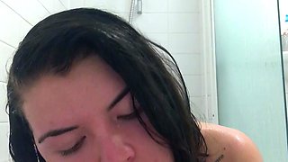 Masturbating solo babe loves her toys