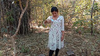 Daring Indian Kamini Bhabhi Getting Fucked in Jungle