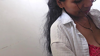 Mere school ki hote girlfriend mujhe akeli toilet m akeli mili dono ki marzi se sex hogya chota toilet hard sex