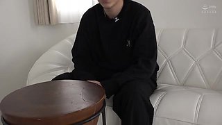 清楚で美形の童顔若妻が秘密の寝取られエッチ前に生脱ぎからのヌード撮影