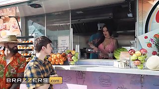 Brazzers - Anna Chambers gets kinky behind the counter and fucks James Angel in the food truck